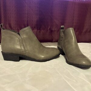 Women’s size 5 American Rag booties